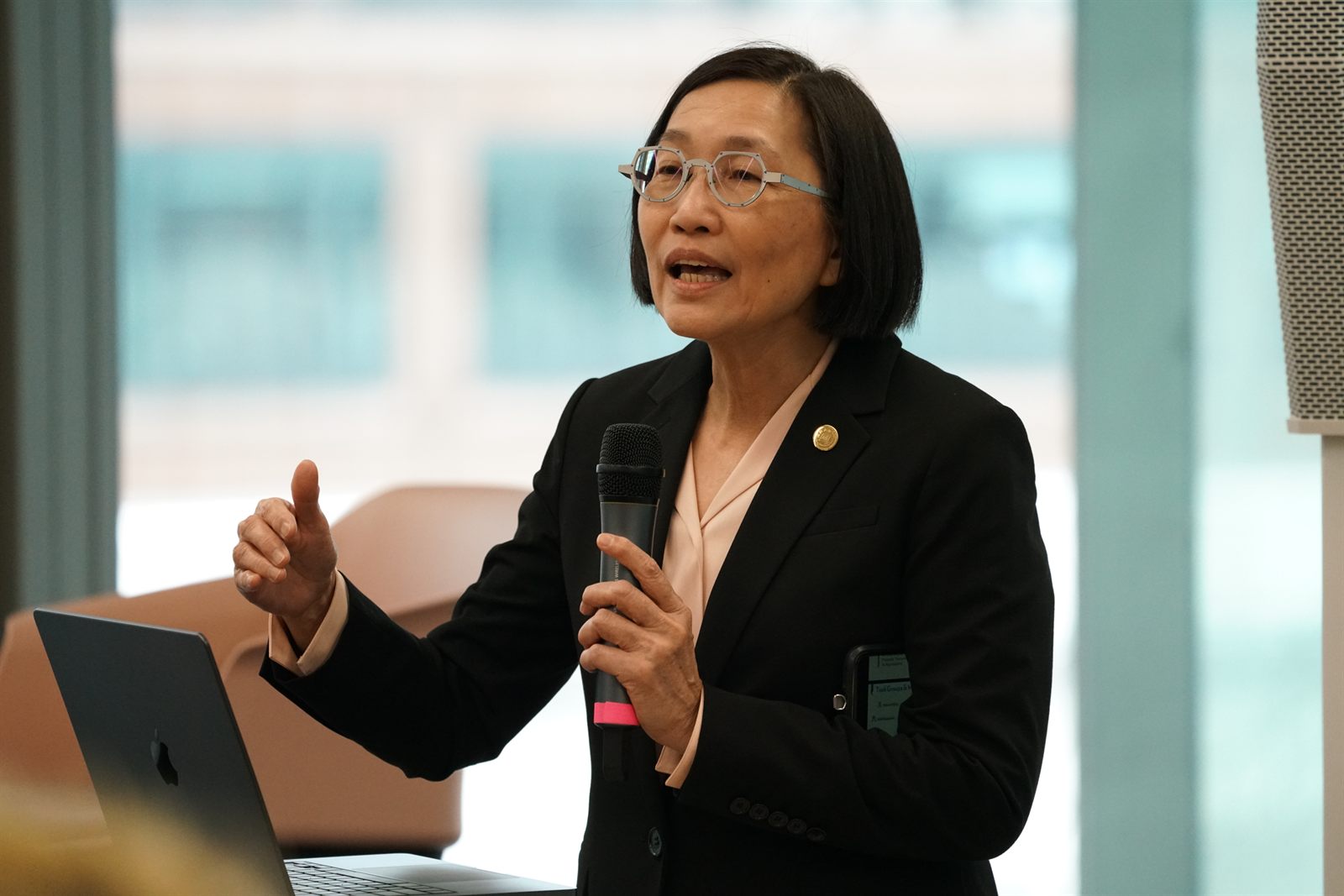 Keynote speaker Jane Yung-jen Hsu addressing the forum