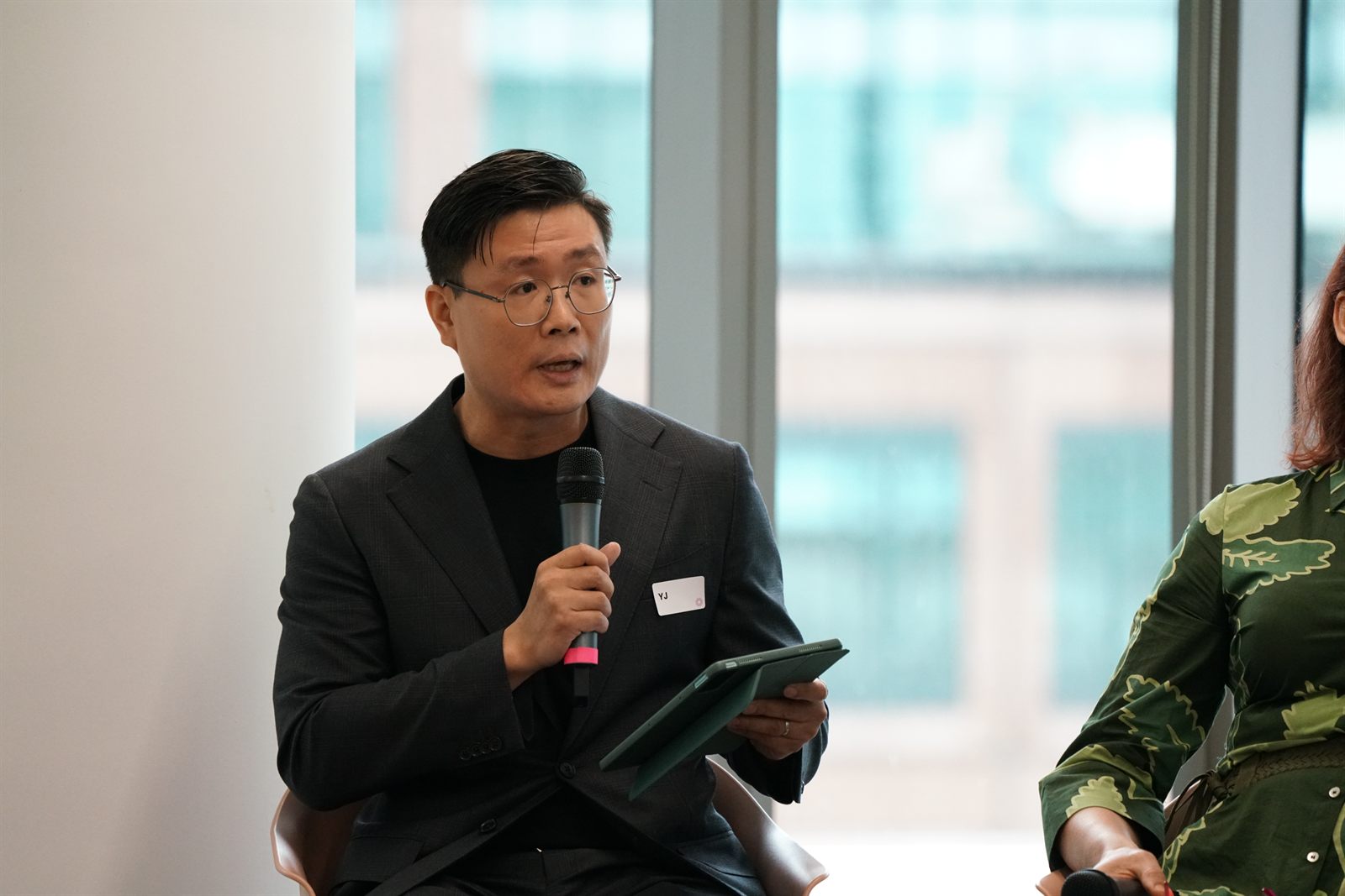 Moderator YJ Chen opening Panel 1